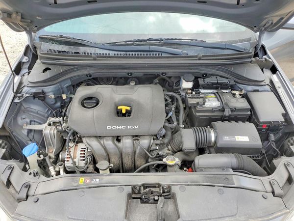 2017 HYUNDAI ELANTRA SE Base — Engine bay