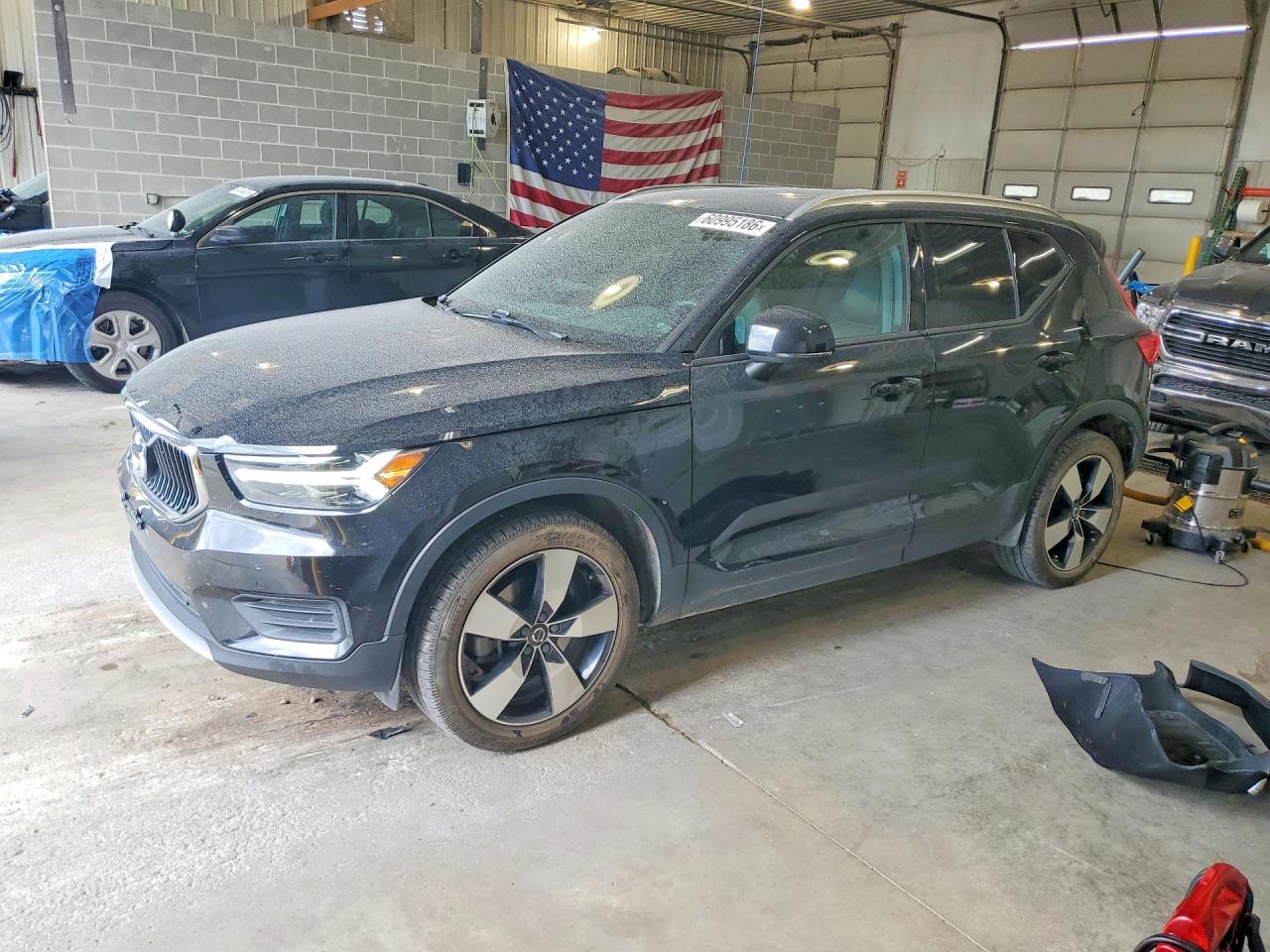 2020 VOLVO XC40 Momentum