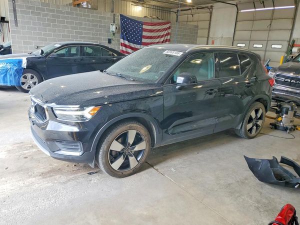 2020 VOLVO XC40 Momentum