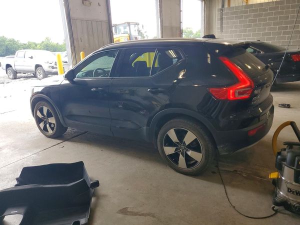 2020 VOLVO XC40 Momentum
