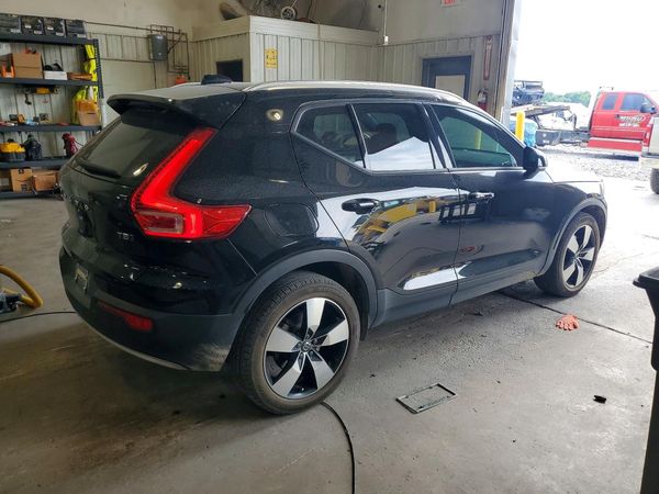 2020 VOLVO XC40 Momentum