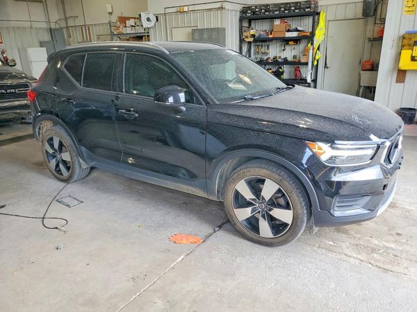 2020 VOLVO XC40 Momentum