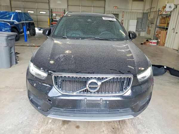 2020 VOLVO XC40 Momentum