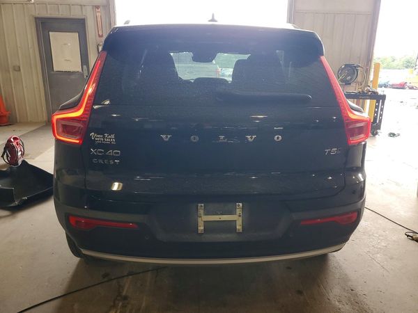 2020 VOLVO XC40 Momentum