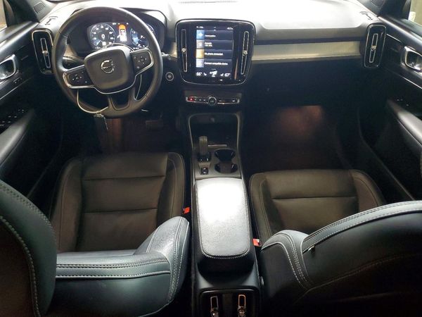2020 VOLVO XC40 Momentum