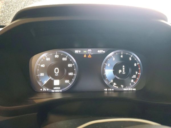 2020 VOLVO XC40 Momentum
