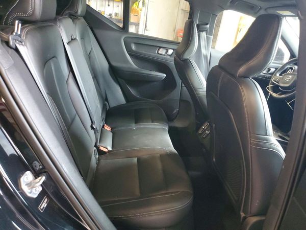 2020 VOLVO XC40 Momentum