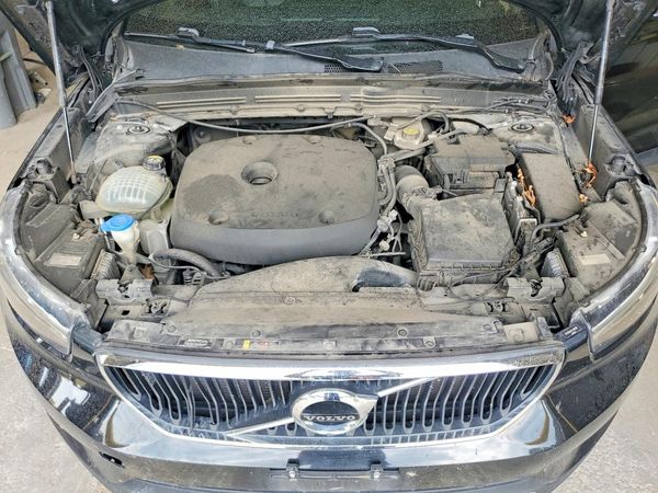 2020 VOLVO XC40 Momentum