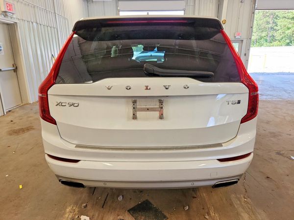 2020 VOLVO XC90 Momentum