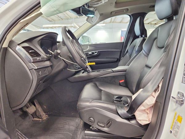 2020 VOLVO XC90 Momentum
