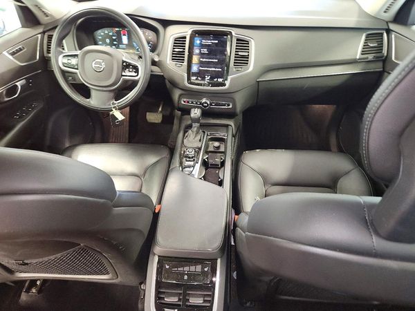 2020 VOLVO XC90 Momentum