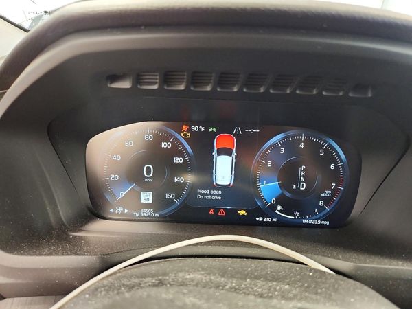 2020 VOLVO XC90 Momentum
