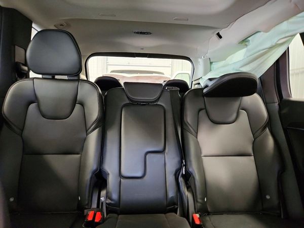 2020 VOLVO XC90 Momentum