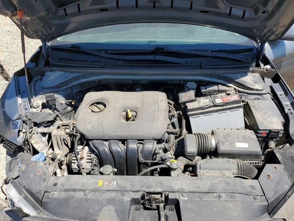 2019 HYUNDAI ELANTRA SE — Engine bay