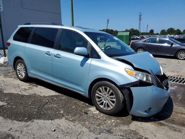 2015 TOYOTA SIENNA
