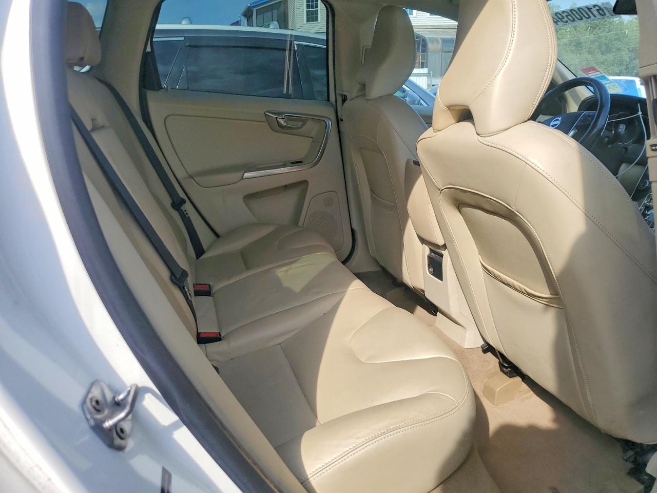 2015 VOLVO XC60 Premier+ (non R design)