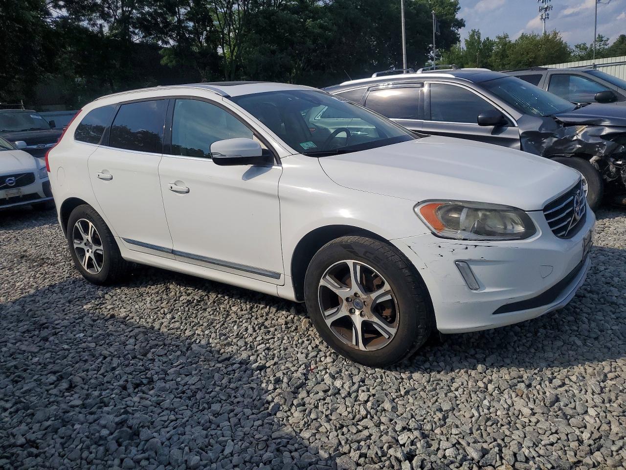 2015 VOLVO XC60 Premier+ (non R design)