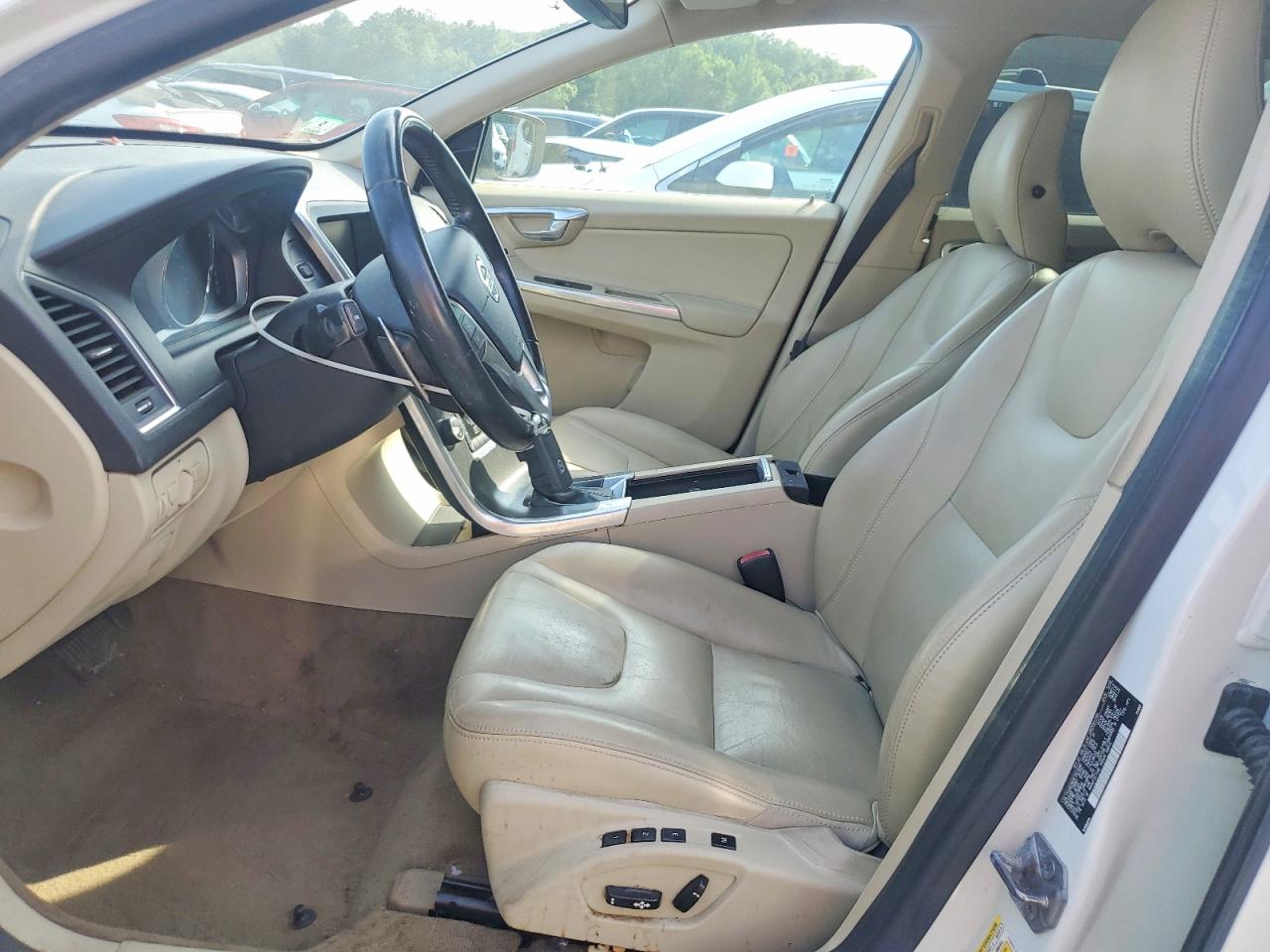 2015 VOLVO XC60 Premier+ (non R design)
