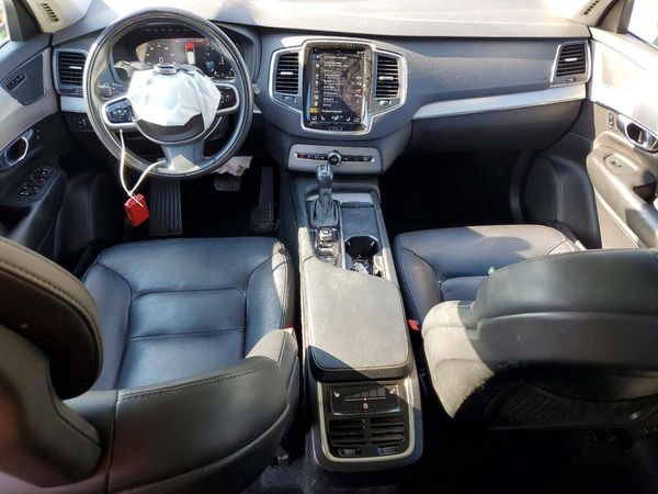 2021 VOLVO XC90 Momentum