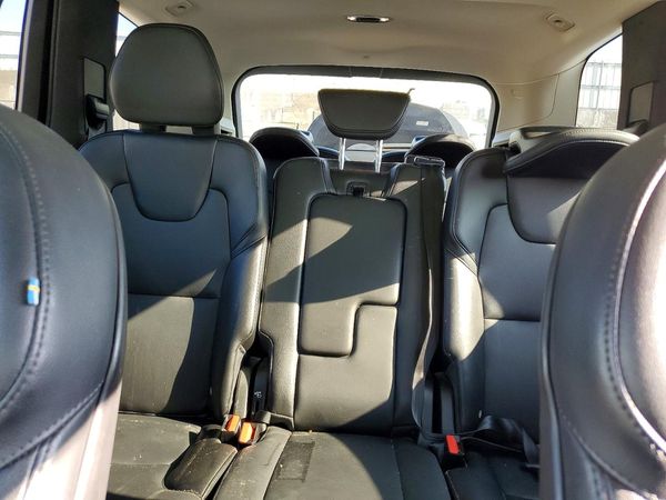 2021 VOLVO XC90 Momentum