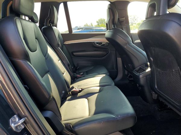 2021 VOLVO XC90 Momentum
