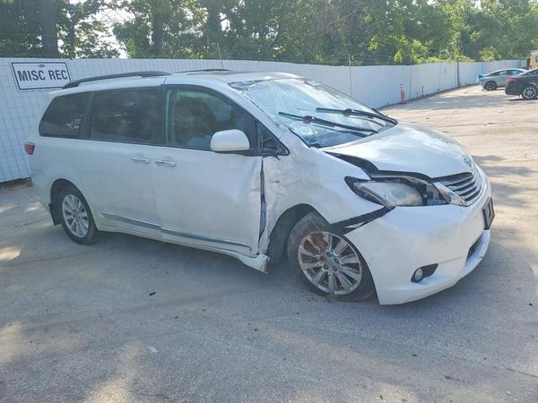 2017 TOYOTA SIENNA