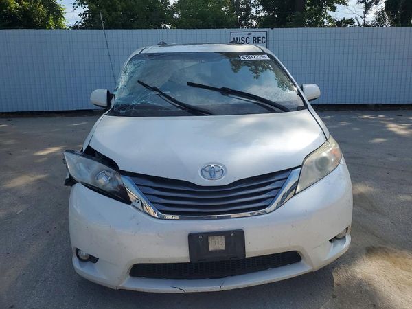 2017 TOYOTA SIENNA