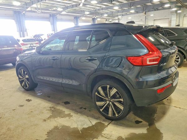 2022 VOLVO XC40