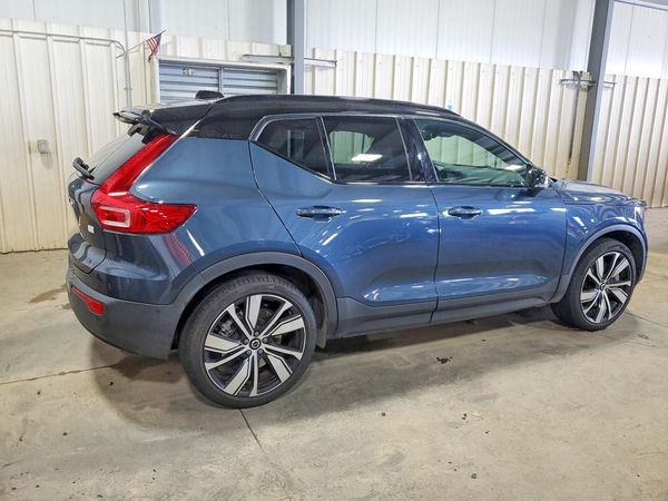 2022 VOLVO XC40