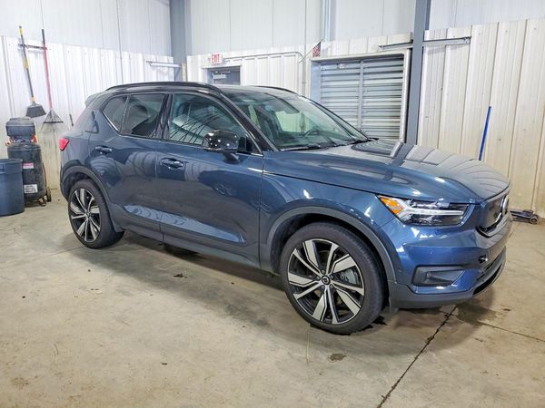 2022 VOLVO XC40