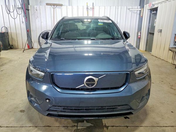 2022 VOLVO XC40