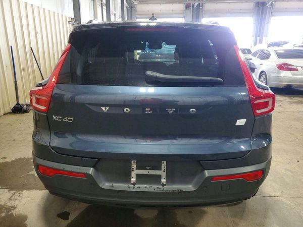2022 VOLVO XC40