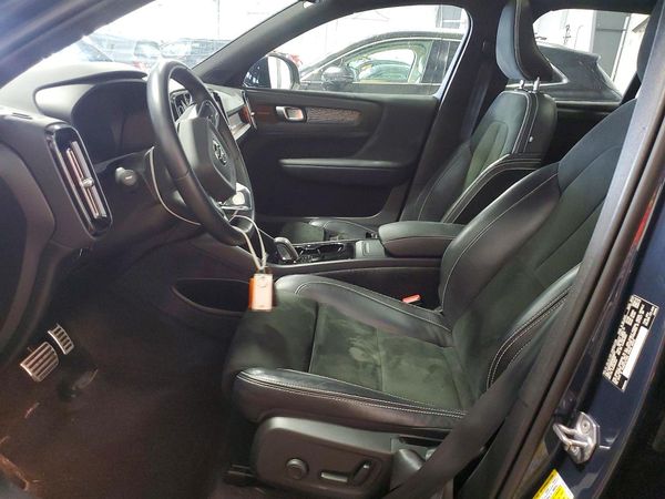 2022 VOLVO XC40
