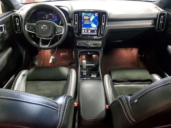 2022 VOLVO XC40