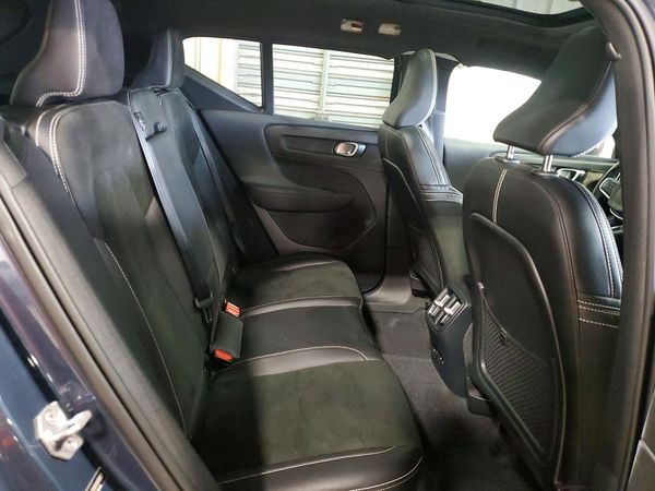 2022 VOLVO XC40