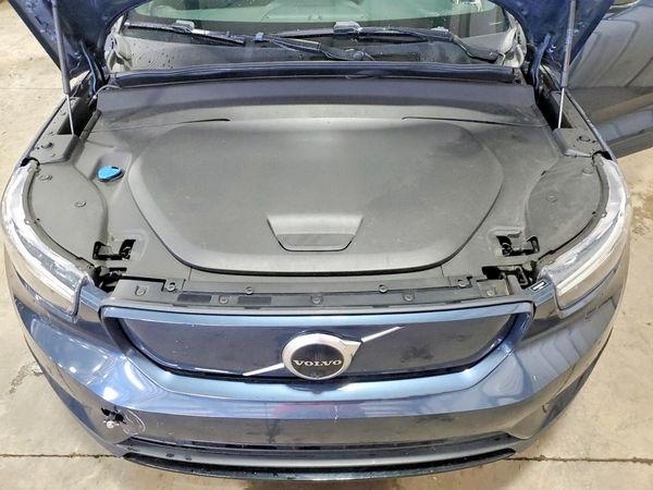2022 VOLVO XC40