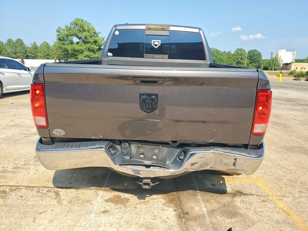 2017 RAM 1500 SLT QUAD CAB 4X4