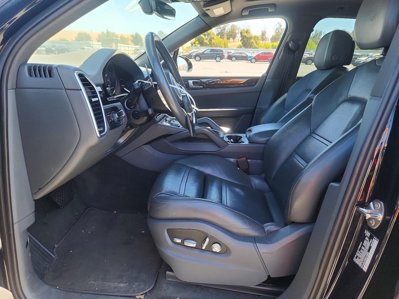 2019 PORSCHE CAYENNE