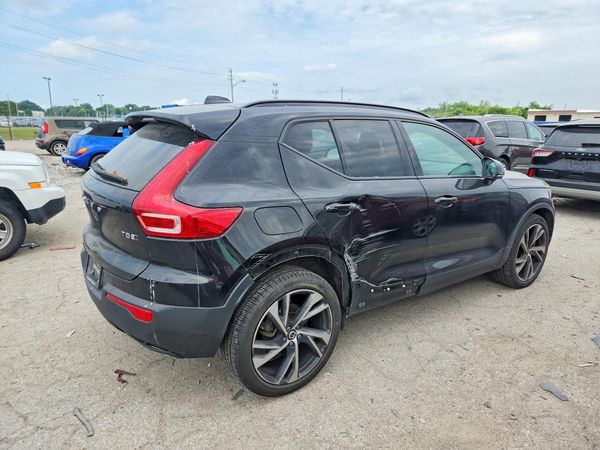 2019 VOLVO XC40 R-Design