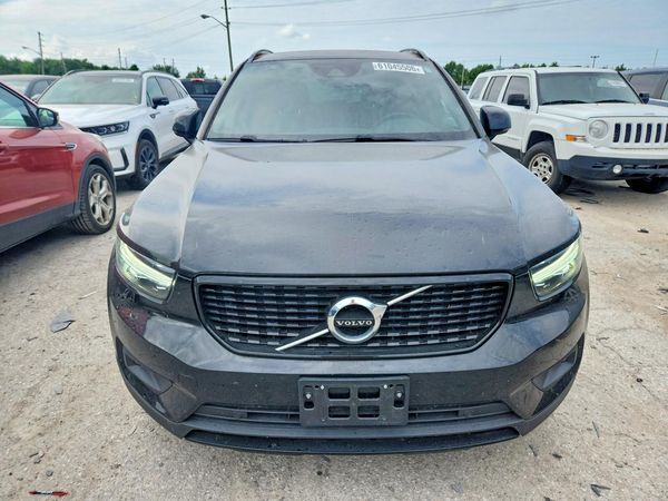 2019 VOLVO XC40 R-Design