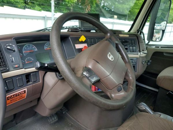 2014 VOLVO VN