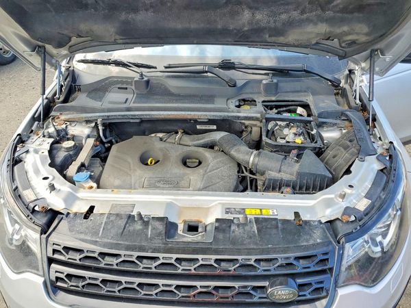 2017 LAND ROVER DISCOVERY SE — Engine bay