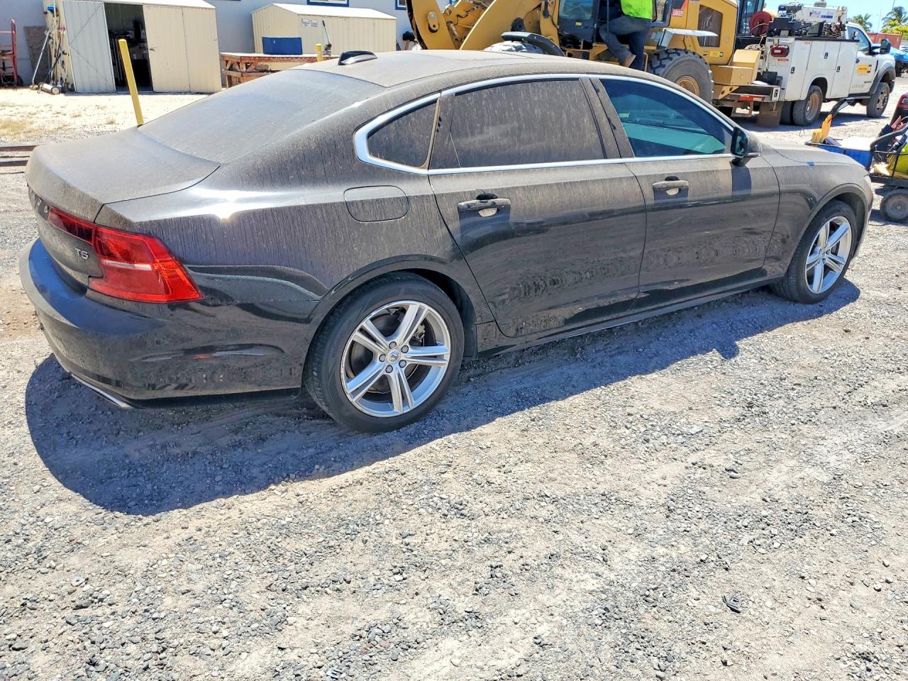 2019 VOLVO S90 Momentum