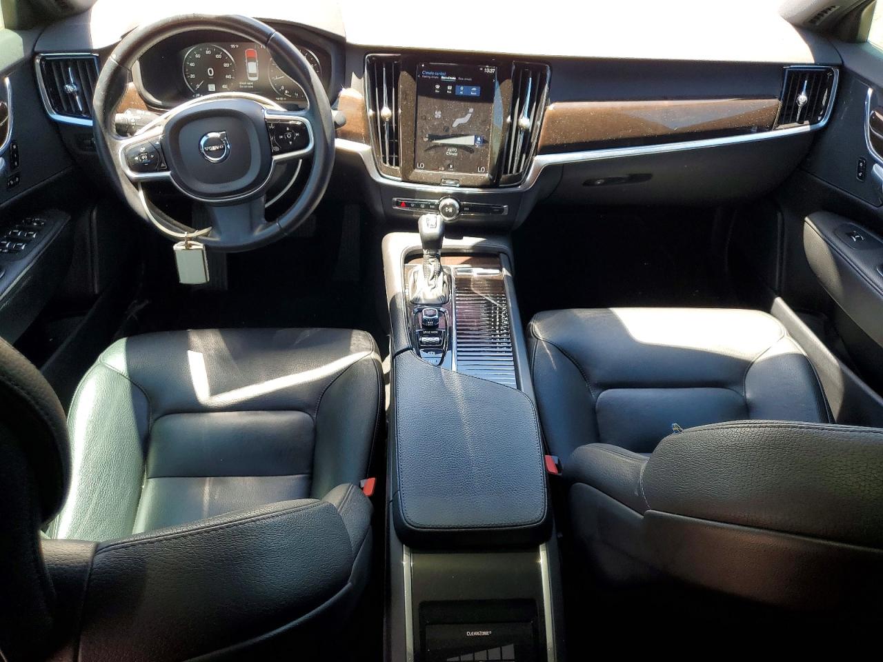 2019 VOLVO S90 Momentum