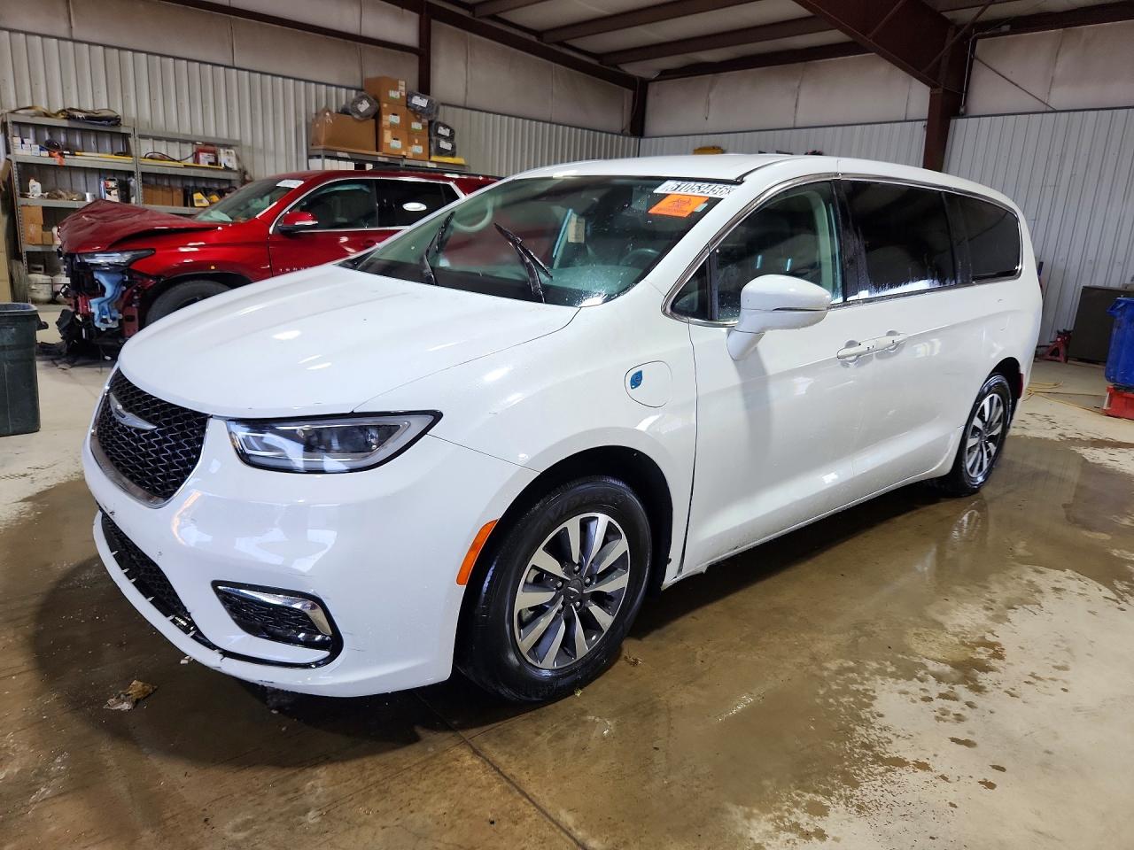 2022 CHRYSLER PACIFICA Touring L — Front 3/4