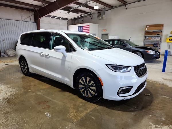 2022 CHRYSLER PACIFICA Touring L — Passenger 3/4