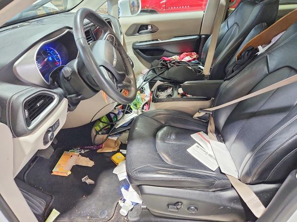 2022 CHRYSLER PACIFICA Touring L — DENT