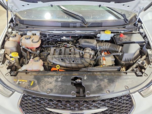 2022 CHRYSLER PACIFICA Touring L — Engine bay