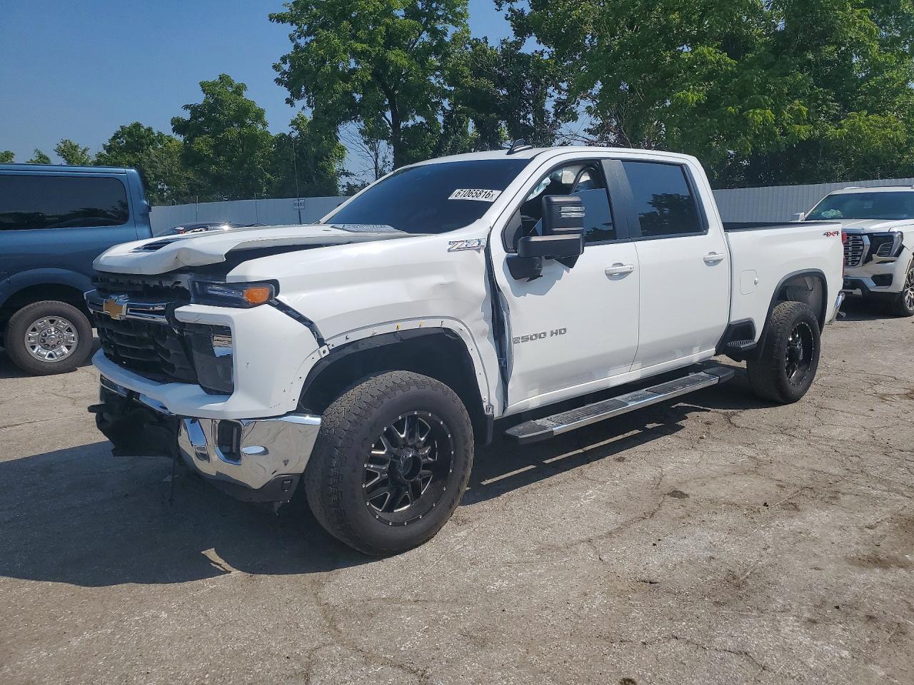 2025 CHEVROLET SILVERADO LT — Front 3/4