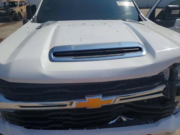 2025 CHEVROLET SILVERADO LT — Engine bay